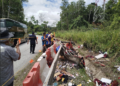 ANTARA petugas yang berada di kilometer 53 JRTB Gerik-Jeli hari ini bagi menyiasat dan mengumpul bukti kemalangan yang menyebabkan 15 pelajar UPSI kehilangan nyawa kelmarin. - UTUSAN/FADZIL ZAINOL
